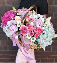 Композиция солнечный день в Купино Цветочная композиция из Розы, Хризантемы, Пионы и Лизиантусы в корзине в Купино