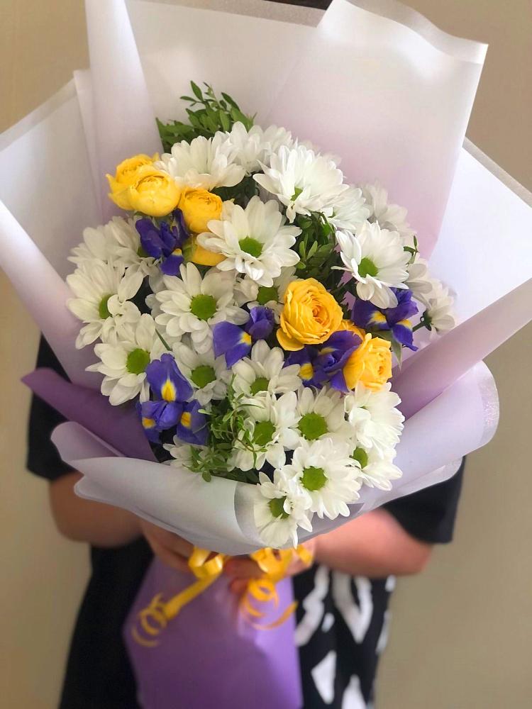Букет цветов из: Ирисы, Хризантемы и Розы в Купино