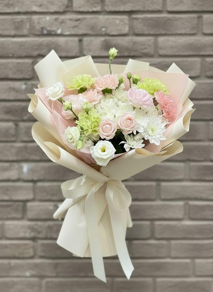 Букет цветов из: Гвоздики, Розы, Лизиантусы и Хризантемы в Купино