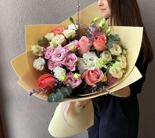 Букет цветов из: Розы, Лизиантусы и Гвоздики в Купино