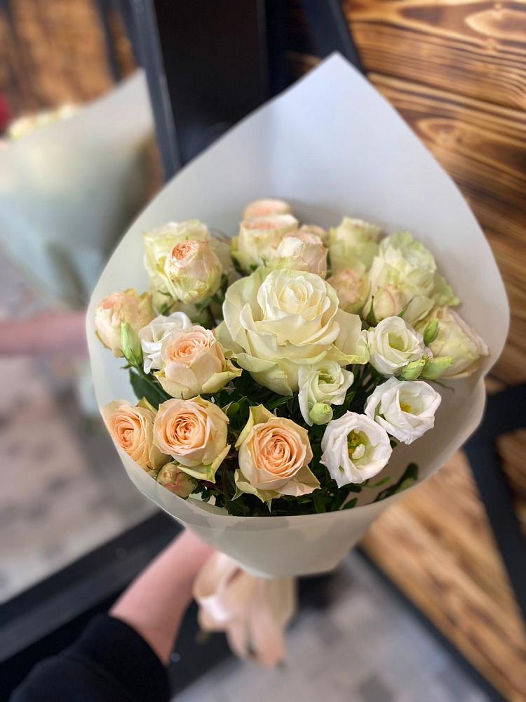 Букет цветов из: Розы и Лизиантусы в Купино